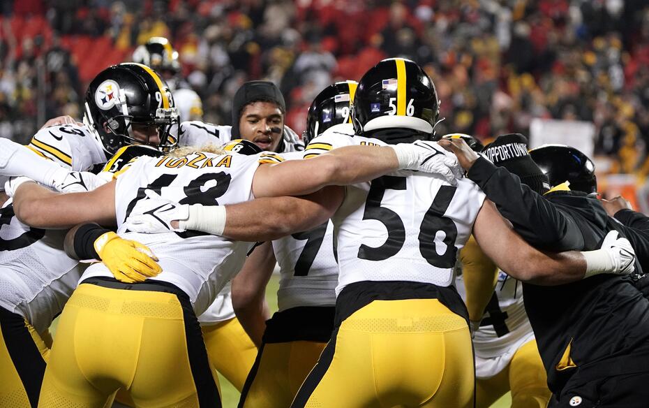 Pittsburg Steelers Team Huddles During Game